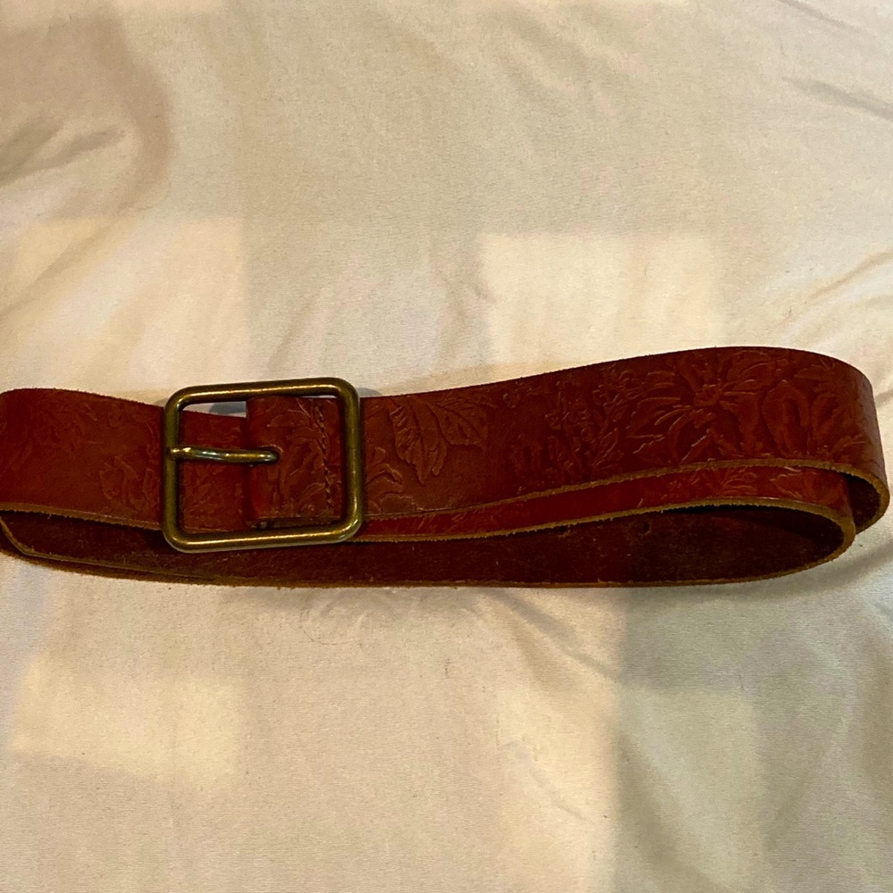 Women’s genuine leather belt.
